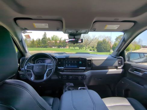 Used 2024 Chevrolet Silverado 1500 LT Trail Boss w/ LT Trail Boss Premium Package AWD/4WD image 11