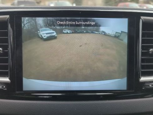 Used 2024 Chrysler Pacifica Touring-L image 6