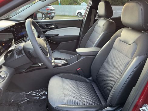 Used 2025 Chevrolet Trax LT image 34