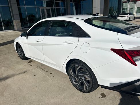 Used 2025 Hyundai Elantra Limited FWD image 12