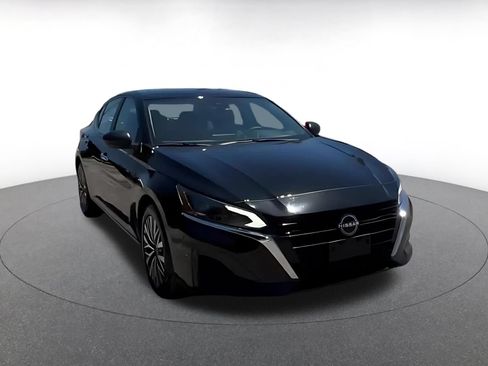 Used 2025 Nissan Altima 2.5 SV FWD image 3