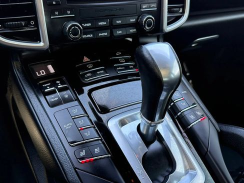 Used 2018 Porsche Cayenne Platinum Edition AWD/4WD image 38