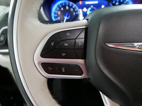 Used 2018 Chrysler Pacifica Limited FWD image 27