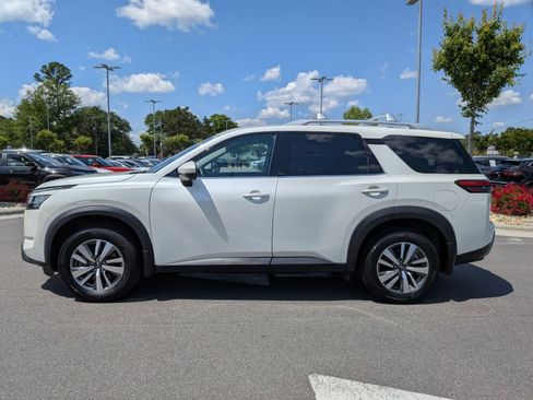 Used 2023 Nissan Pathfinder SL w/ Black Appearance Package AWD/4WD image 6