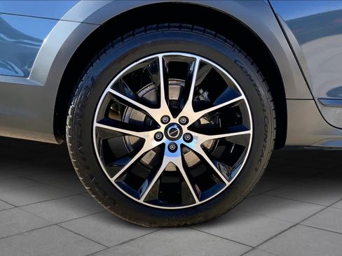 Used 2020 Volvo V90 T6 Cross Country image 9