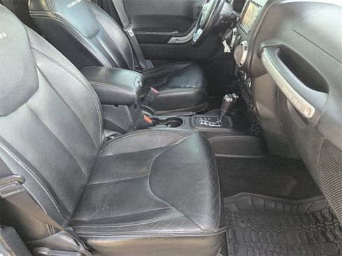 Used 2015 Jeep Wrangler Unlimited Rubicon image 9