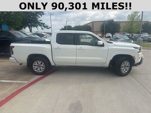 Used 2022 Nissan Frontier SV image 2
