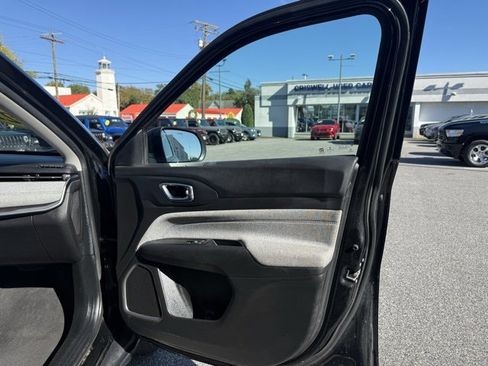 Used 2022 Jeep Compass Latitude image 27