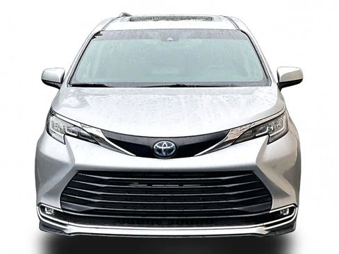 Certified 2023 Toyota Sienna XLE FWD image 4