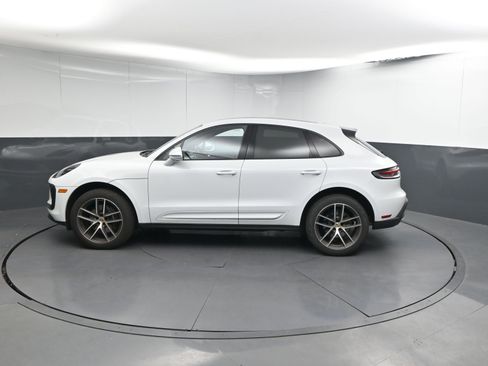 Certified 2025 Porsche Macan image 2