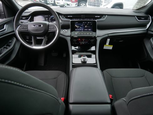 New 2025 Jeep Grand Cherokee Laredo X w/ Luxury Tech Group I image 14