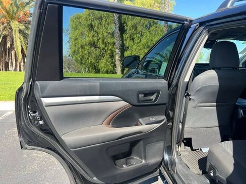 Used 2019 Toyota Highlander LE FWD image 14