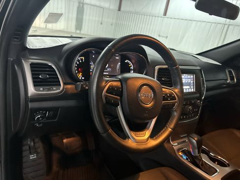 Used 2019 Jeep Grand Cherokee Laredo image 14