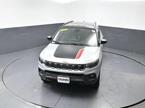 Used 2025 Jeep Compass Trailhawk AWD/4WD image 46