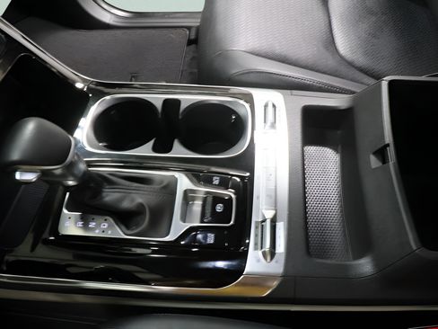 Used 2024 Kia Carnival FWD image 19