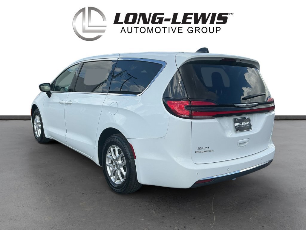 Used 2024 Chrysler Pacifica Touring FWD image 4