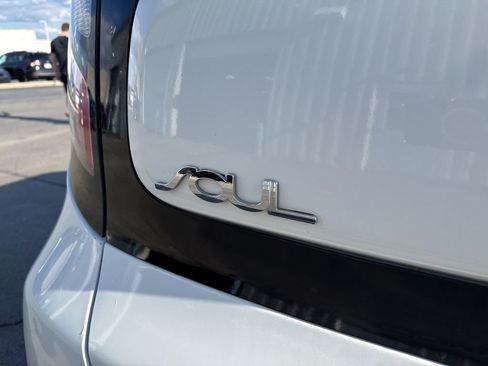 Used 2016 Kia Soul + w/ Designer's Package FWD image 11