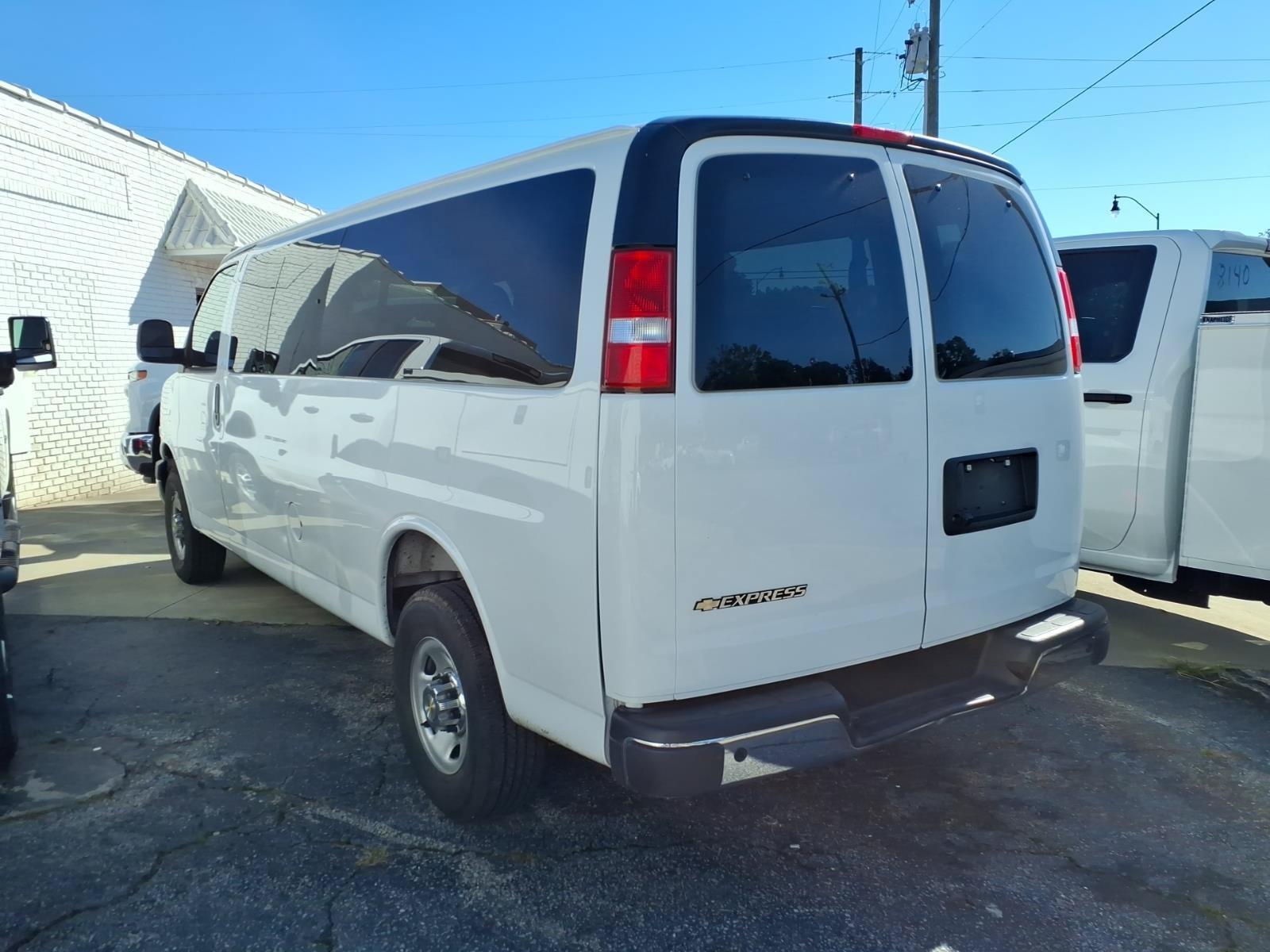 Used 2025 Chevrolet Express 3500 LT w/ LT Preferred Equipment Group RWD image 5