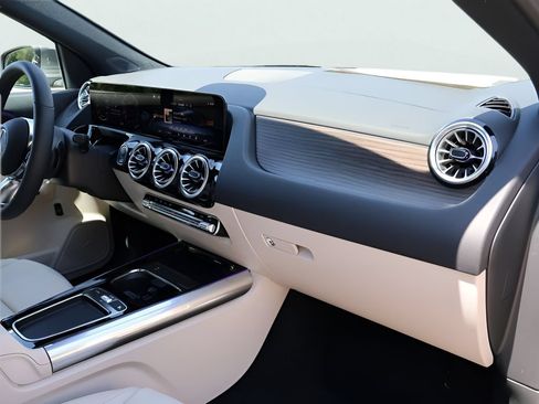 New 2026 Mercedes-Benz GLA 250 4MATIC image 9