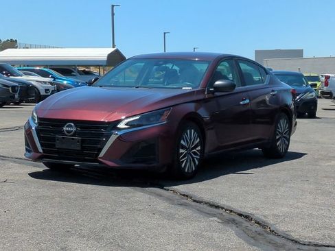 Used 2024 Nissan Altima 2.5 SV FWD image 4