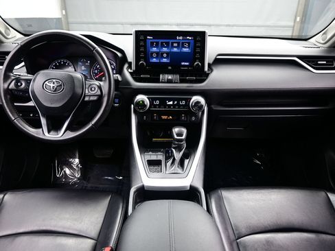 Used 2020 Toyota RAV4 XLE Premium FWD image 16