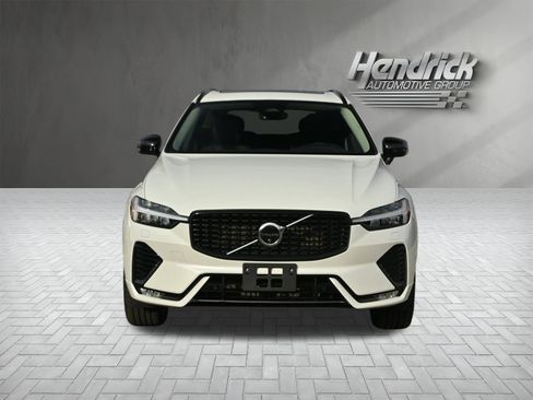 Used 2025 Volvo XC60 B5 Plus image 6