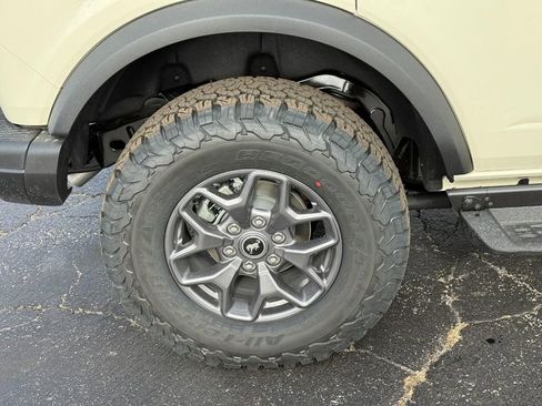 New 2025 Ford Bronco Badlands image 4