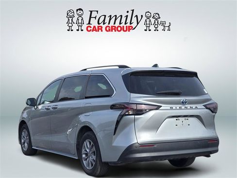 Used 2024 Toyota Sienna XLE image 3