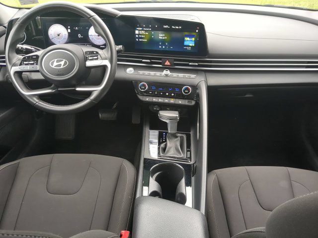 Used 2025 Hyundai Elantra SEL FWD image 13