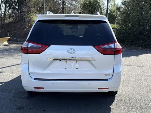 Used 2020 Toyota Sienna Limited Premium image 3