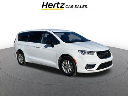 Used 2025 Chrysler Pacifica Select