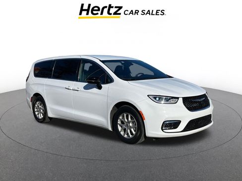 Used 2025 Chrysler Pacifica Select image 1