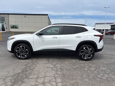 Used 2024 Chevrolet Trax RS w/ Sunroof Package FWD image 4
