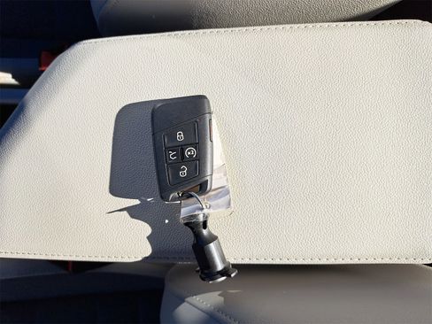 Certified 2025 Volkswagen Jetta SE w/ Sunroof Package image 36