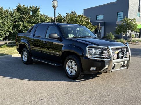 Used 2011 Chevrolet Avalanche LT w/ Suspension Package, Off-Road AWD/4WD image 7