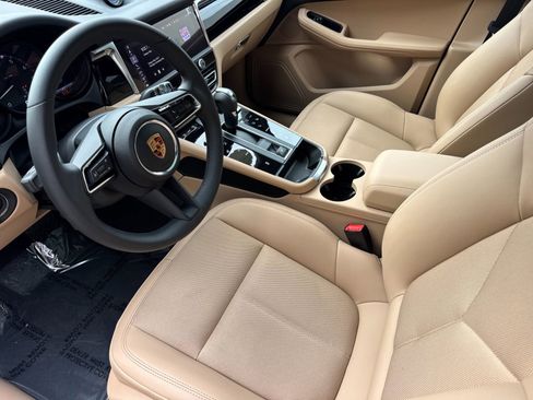 Certified 2025 Porsche Macan image 4
