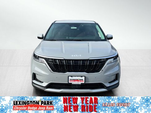 Used 2024 Kia Carnival EX image 5