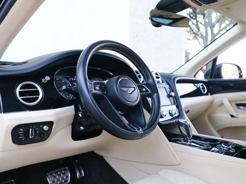 Used 2018 Bentley Bentayga image 19