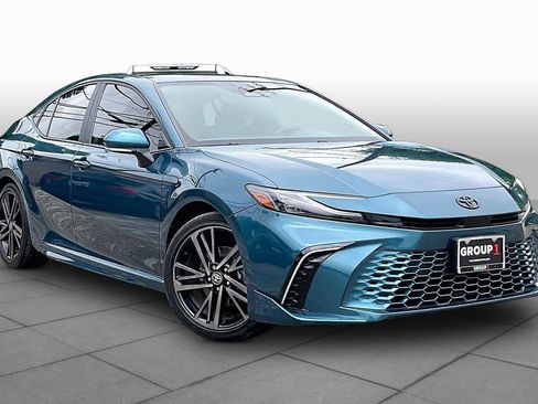 Used 2025 Toyota Camry XSE FWD image 3