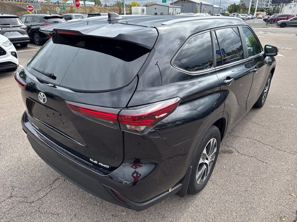 Used 2024 Toyota Highlander XLE AWD/4WD image 9