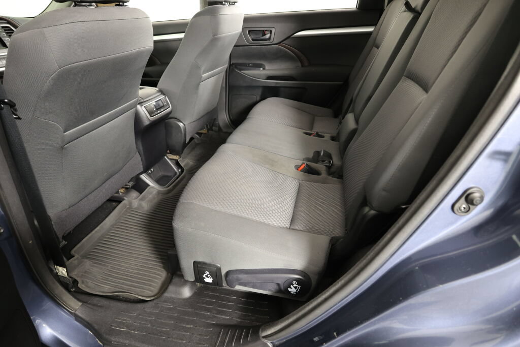 Used 2017 Toyota Highlander LE AWD/4WD image 17