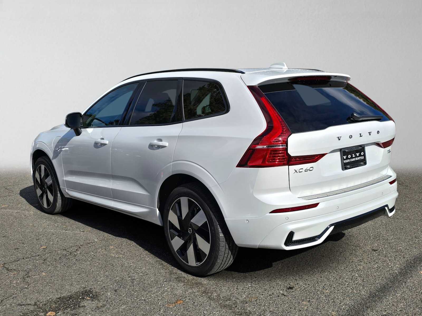 Used 2025 Volvo XC60 T8 Plus w/ Protection Package Premier AWD/4WD image 5