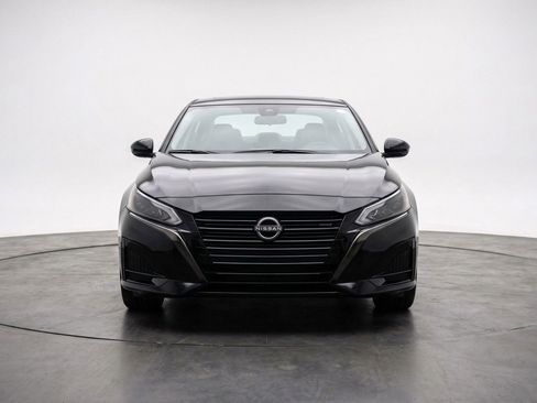 Used 2025 Nissan Altima 2.5 SV FWD image 2