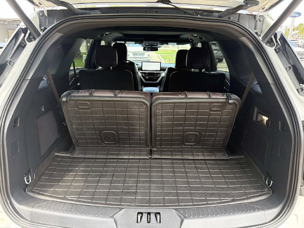 Certified 2025 Ford Explorer Platinum RWD image 10