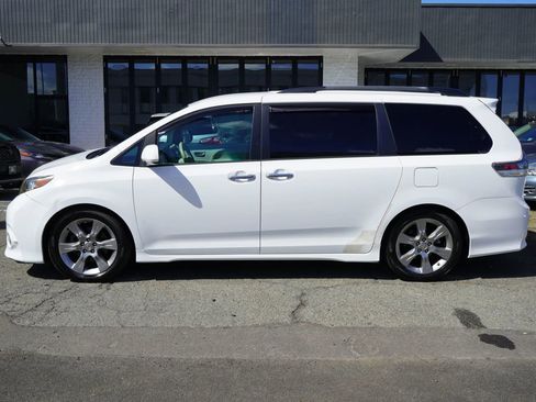 Used 2014 Toyota Sienna SE FWD image 2