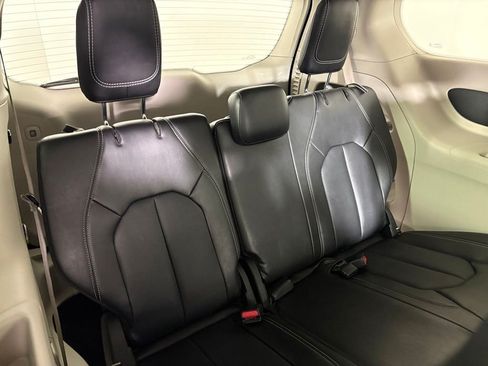 Used 2024 Chrysler Pacifica Touring-L FWD image 16