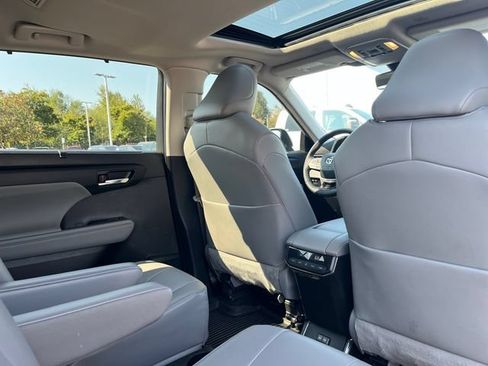 Used 2024 Toyota Highlander XLE AWD/4WD image 24
