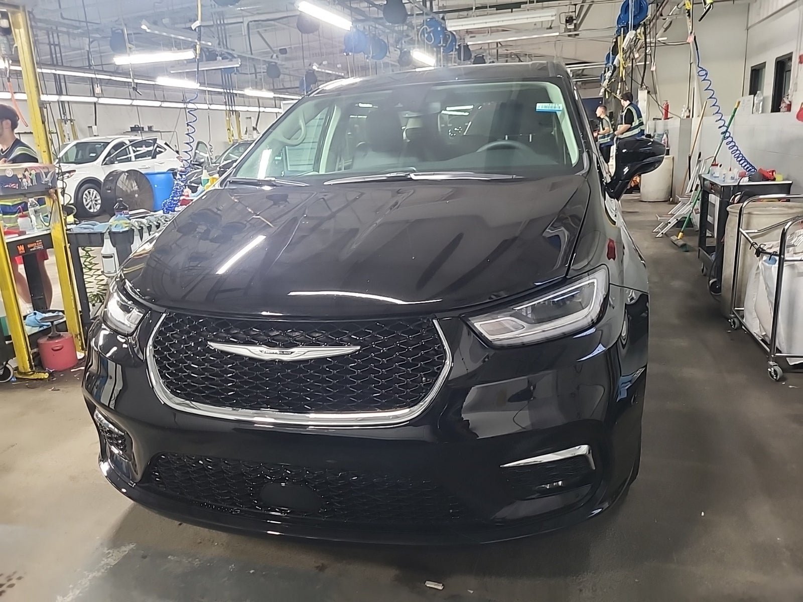 Used 2024 Chrysler Pacifica Touring-L w/ Uconnect Theater Family Group FWD image 3