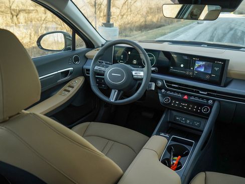 New 2025 Hyundai Sonata Limited image 12