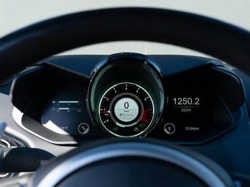 Used 2023 Aston Martin V8 Vantage Roadster RWD image 16